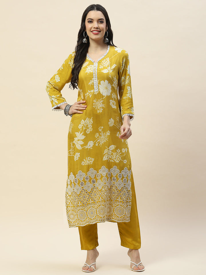 Printed &amp; Embroidered Muslin Kurta With Pants