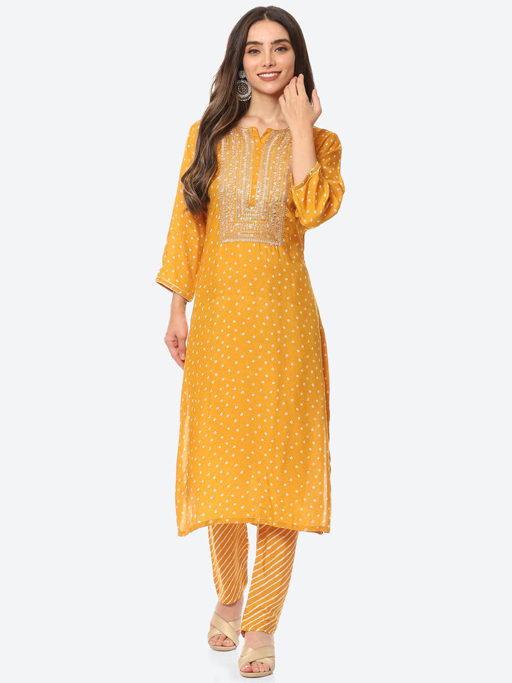 Zari Neck Embroidered Muslin Kurta With Pant