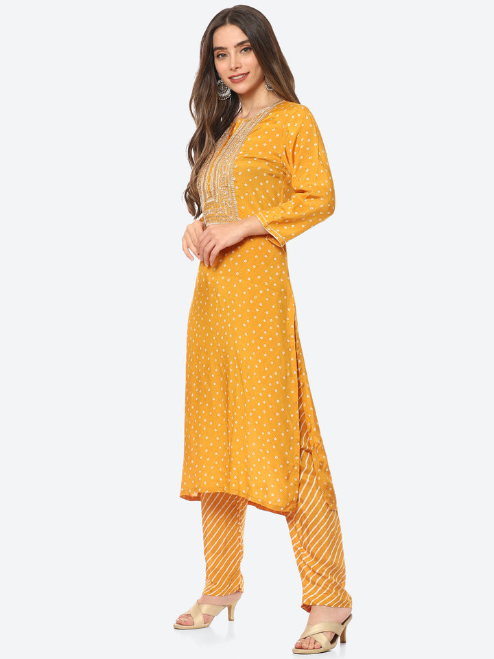 Zari Neck Embroidered Muslin Kurta With Pant