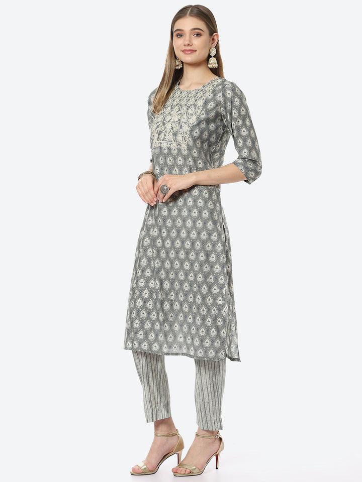 Resham Zari Neck Embroidered Muslin Kurta With Pant