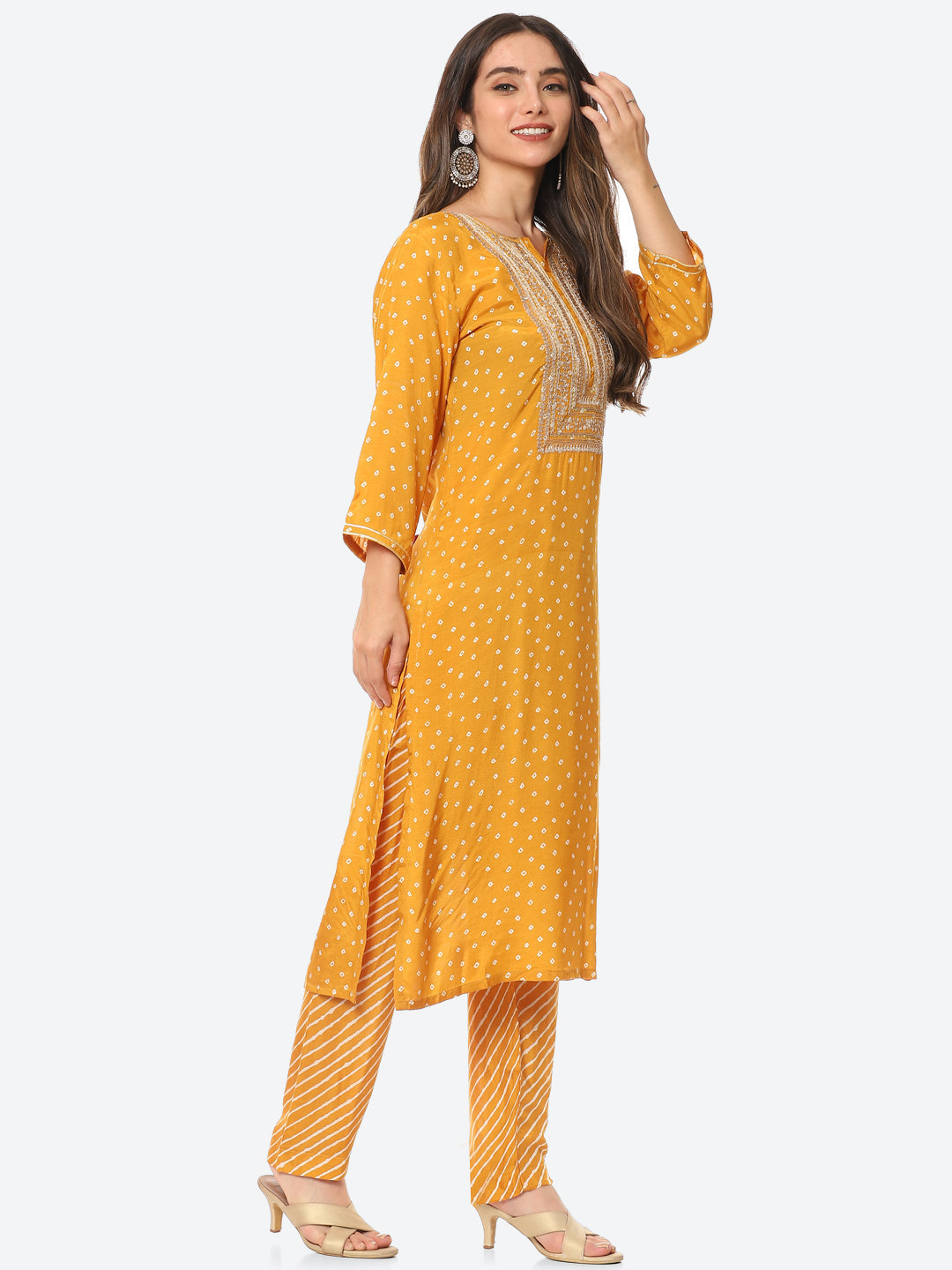 Zari Neck Embroidered Muslin Kurta With Pant