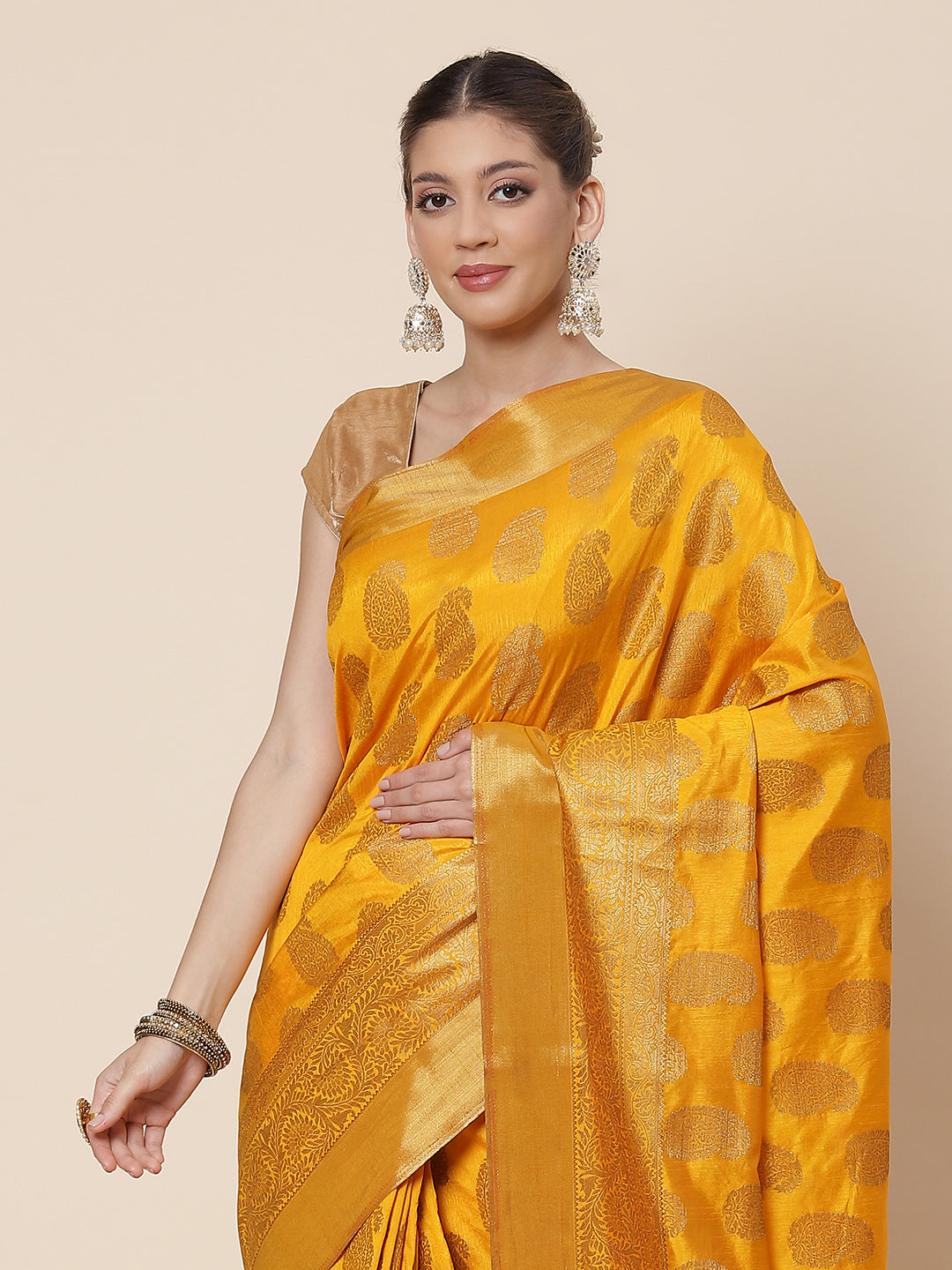 Zari Border Booti Art Handloom Woven Saree