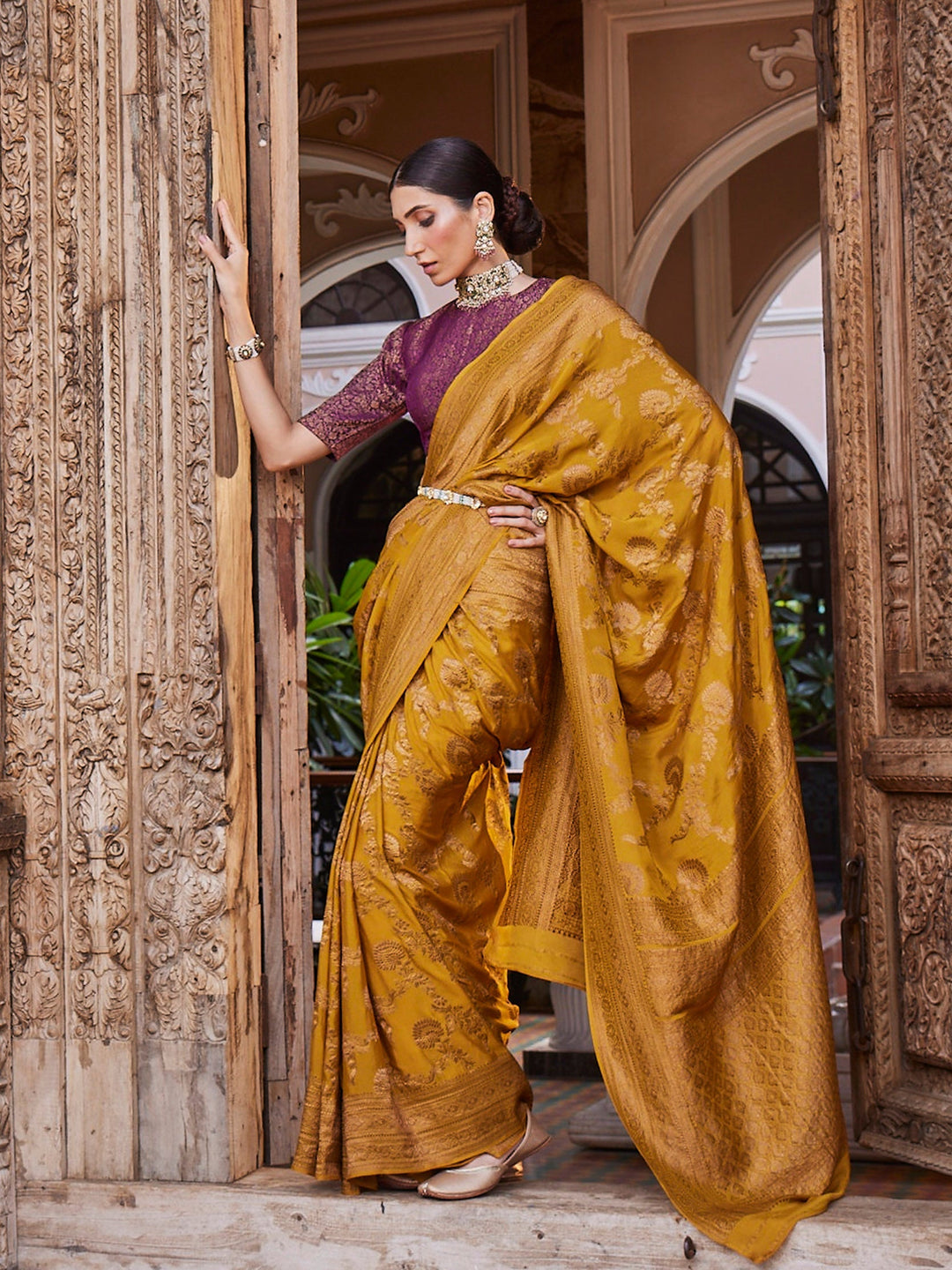 Floral Antique Jaal Crepe Plain Saree