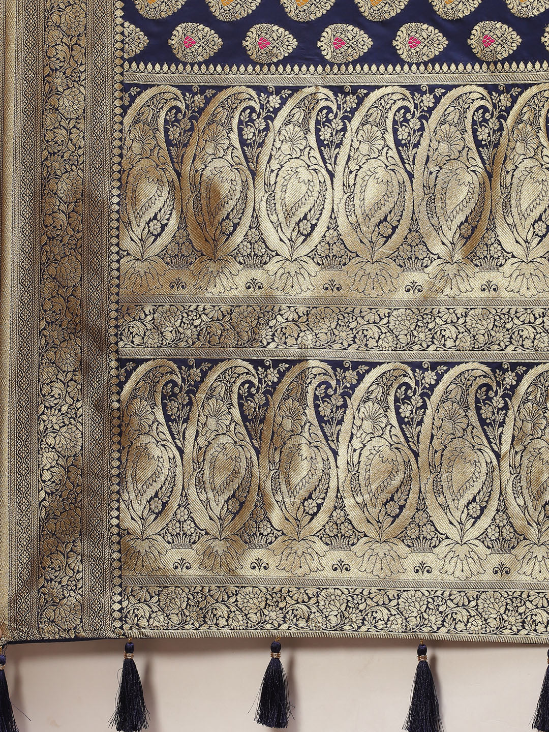 Zari Border Booti Handloom Woven Saree