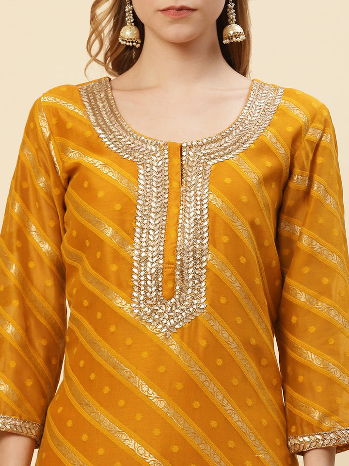 Printed &amp; Embroidered Neck Chnaderi Kurti With Pant