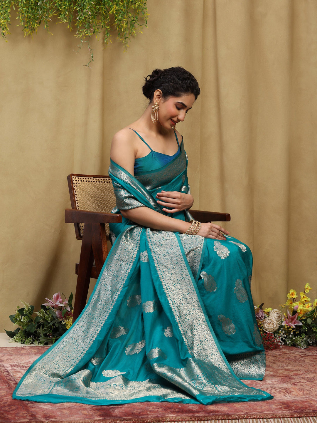 Zari Border Booti Handloom Woven Saree